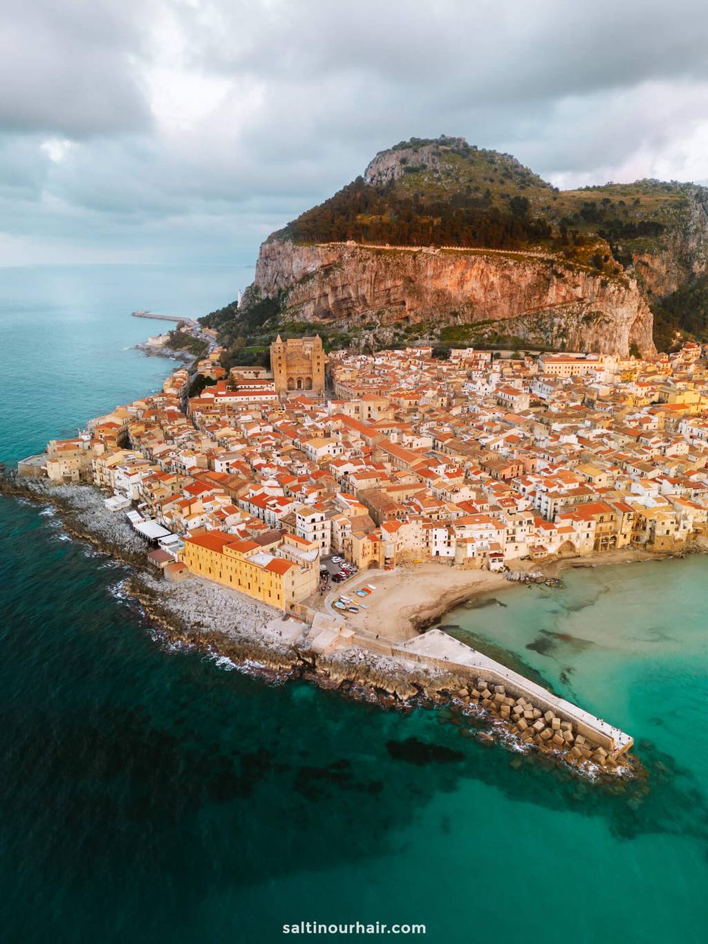 Sicili&euml; roadtrip Cefalu drone uitzicht
