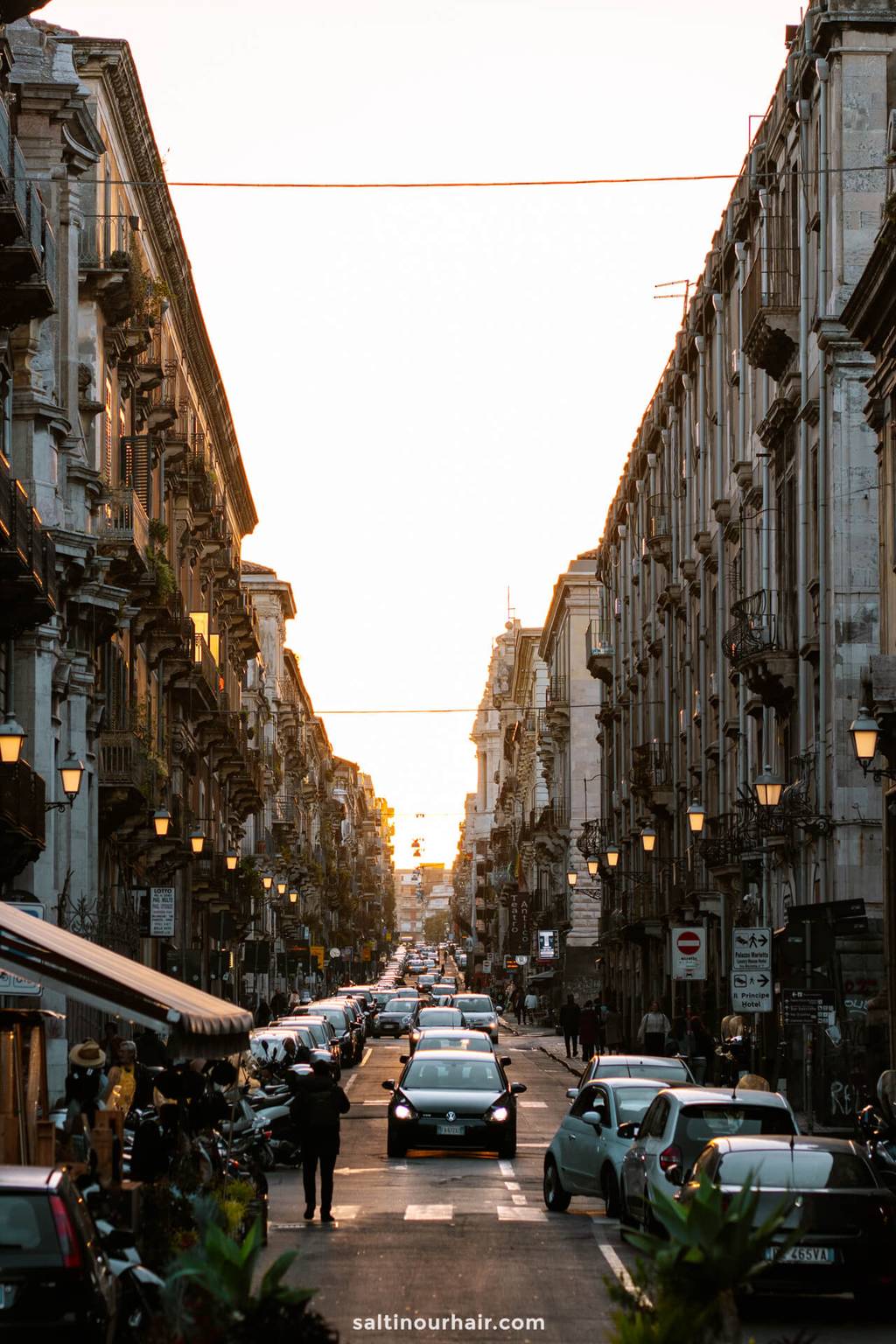 drukke straat catania sicili&euml; road trip