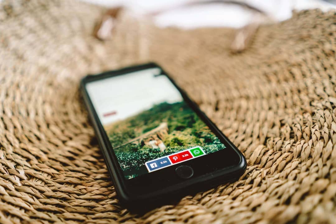 how to start a blog social media buttons