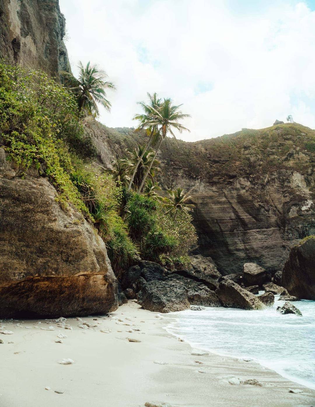 diamanten strand nusa penida rotsen