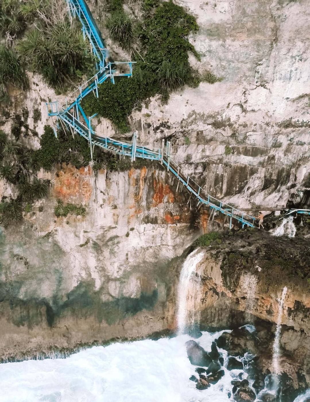 things to do nusa penida peguyanan waterfall stairs