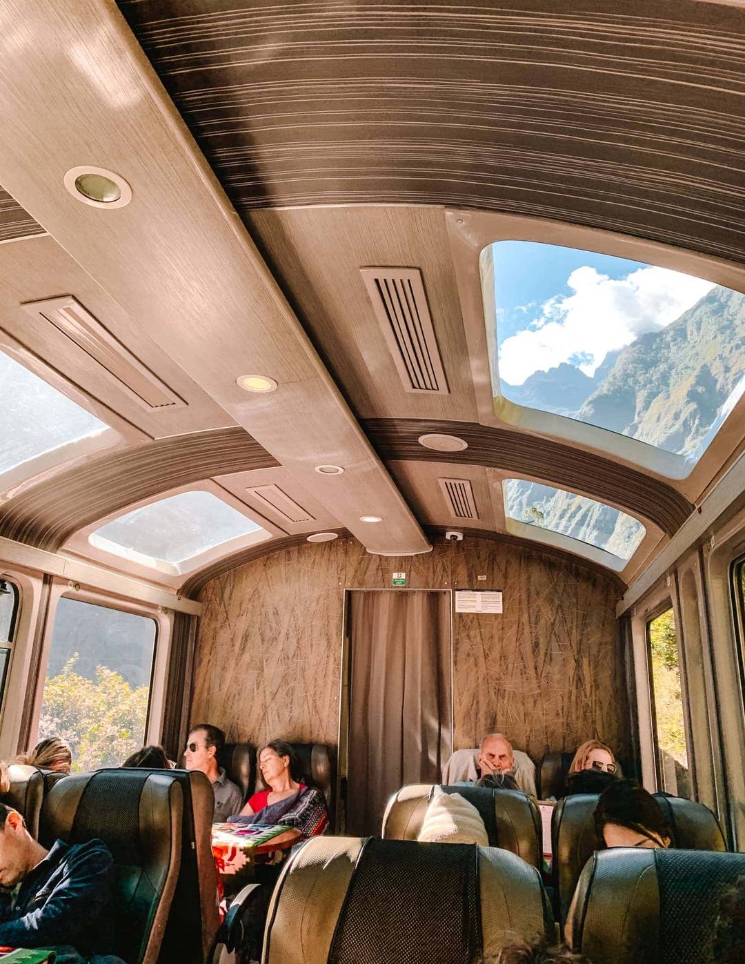 bezoek machu picchu peru trein binnen
