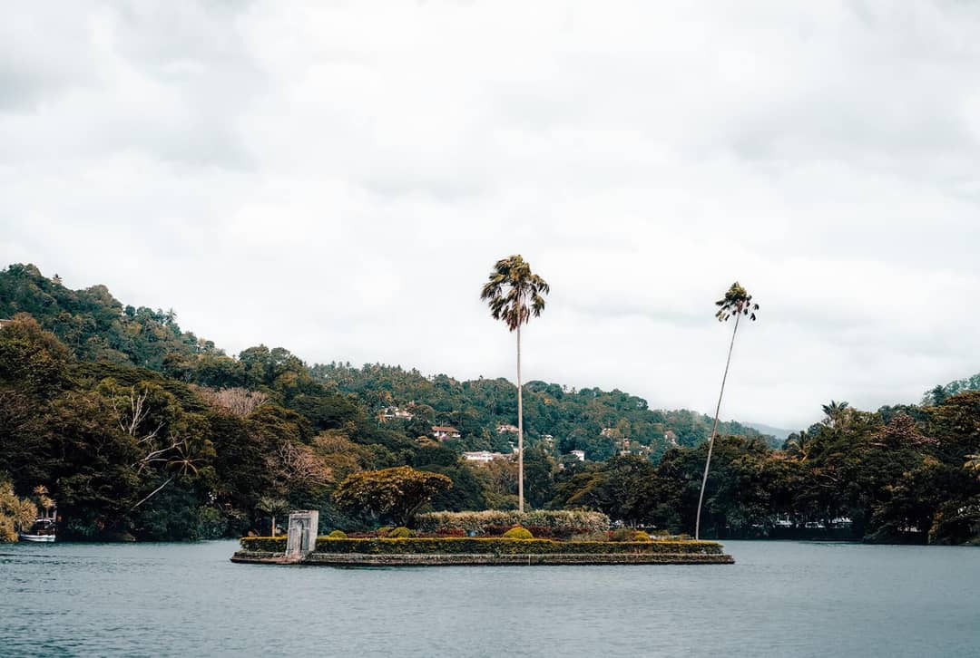 things to do kandy sri lanka lake