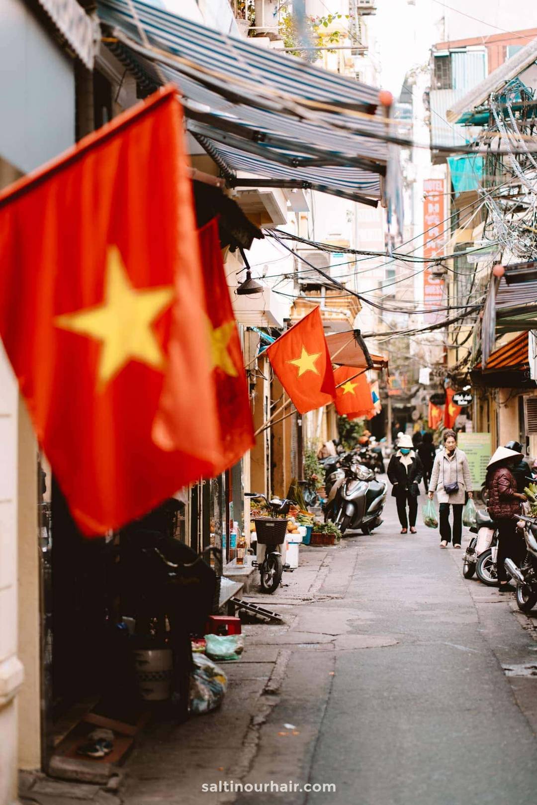 guide hanoi vietnam flag