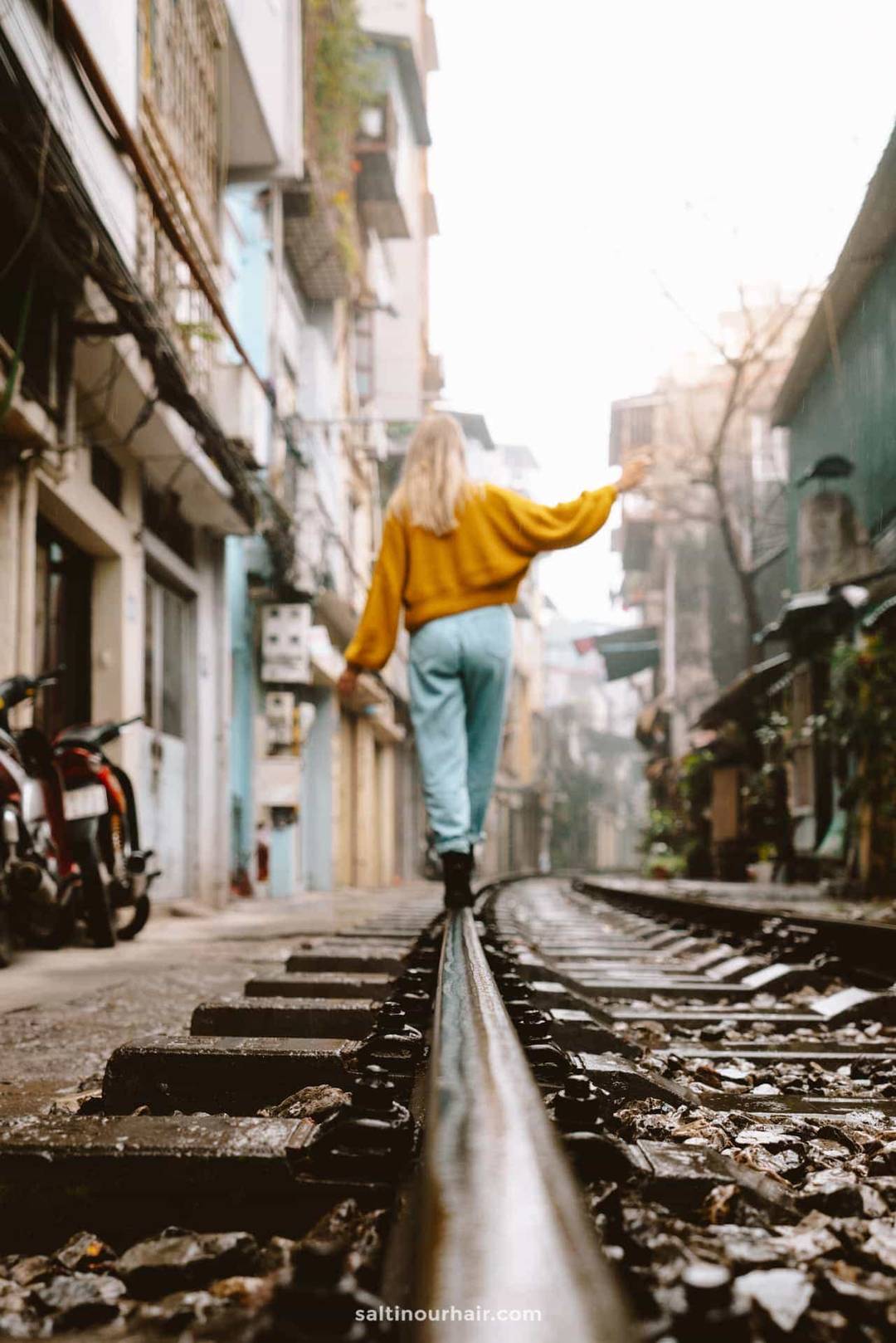 hanoi trainstreet