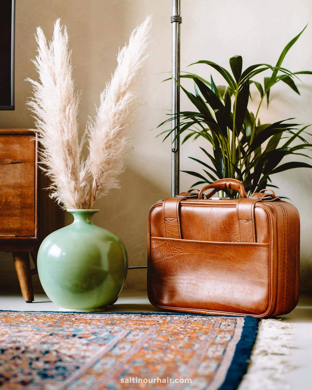 travel home decor ideas vintage suitcase