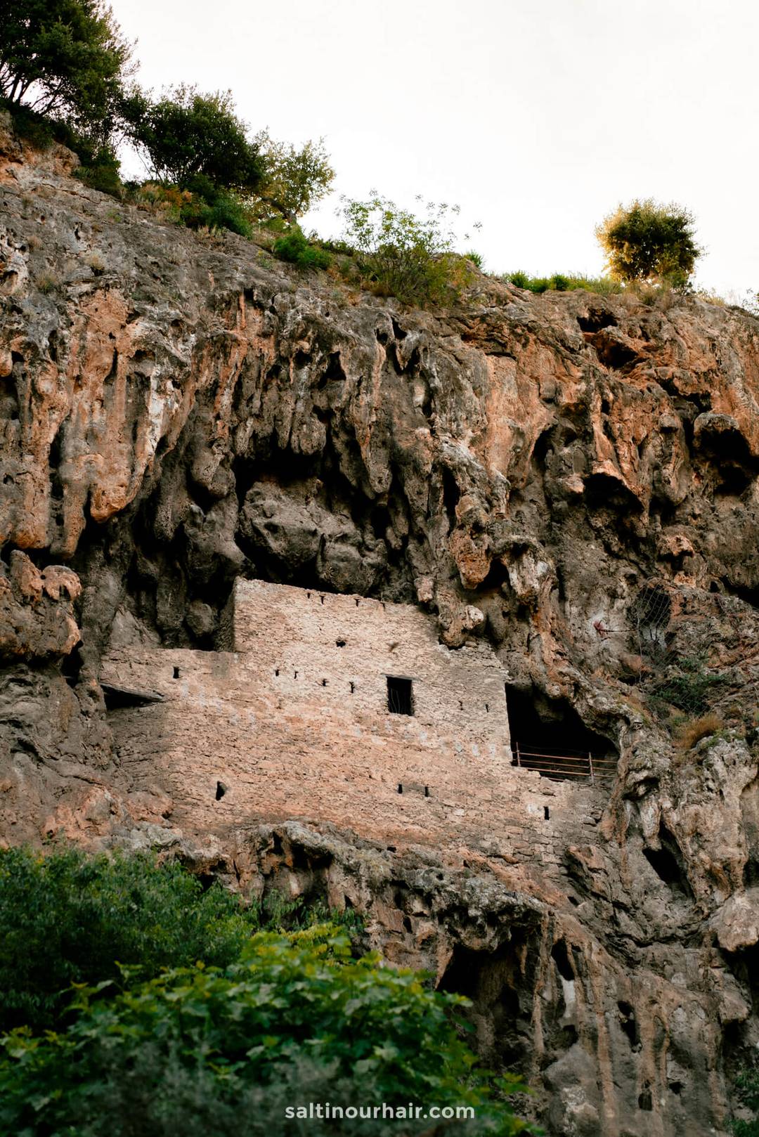 cliff houses cotignac france