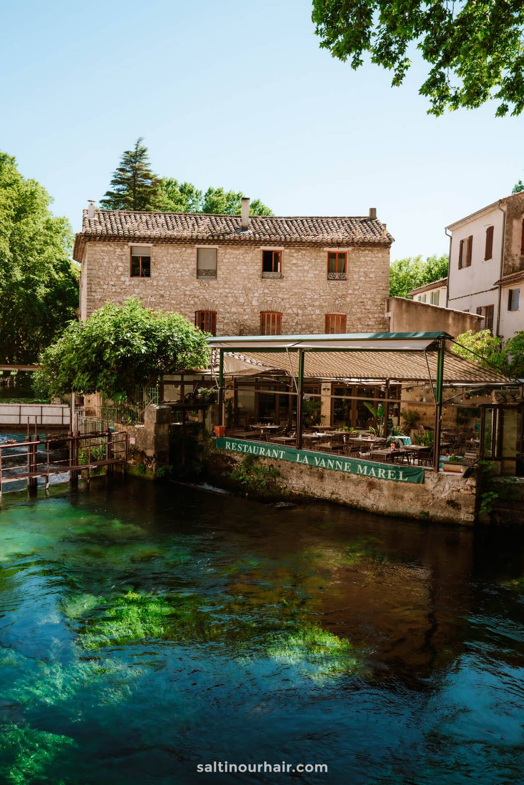 provence france fontaine de vaucluse