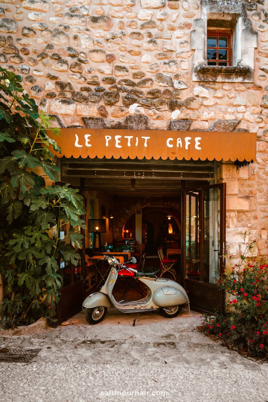 le petit cafe oppede france
