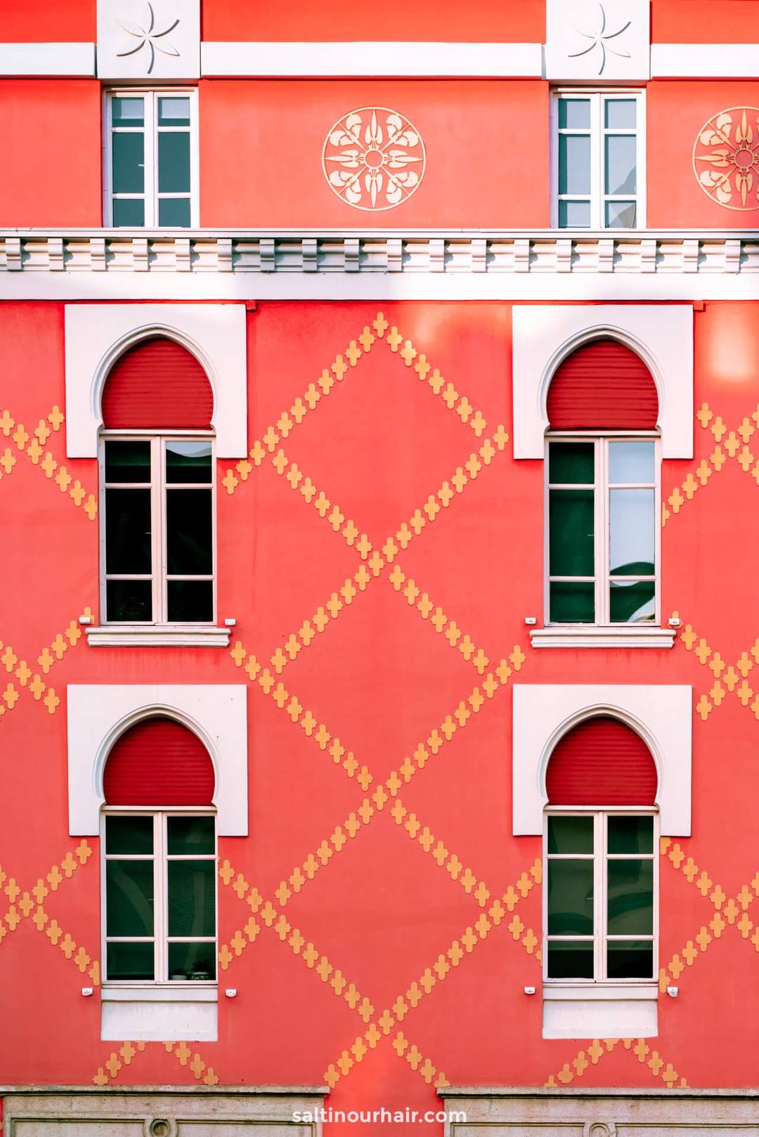kleurrijke gebouwen tirana albani&euml; reizen
