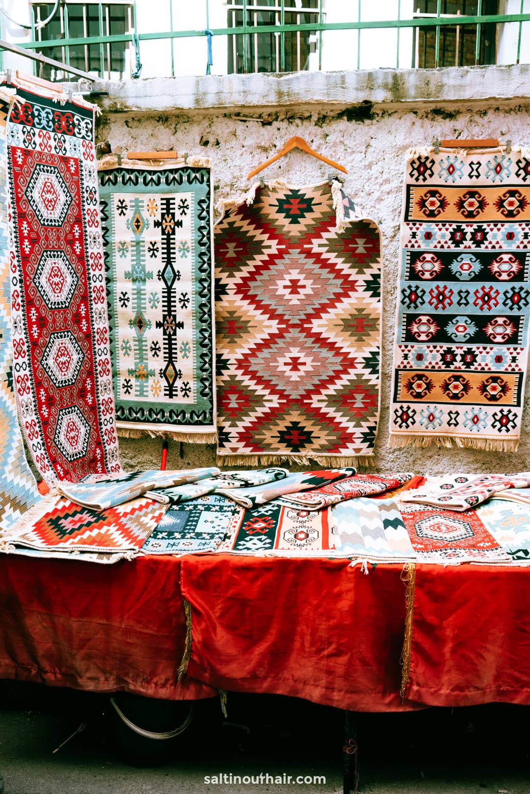 tirana albani&euml; markt tapijten