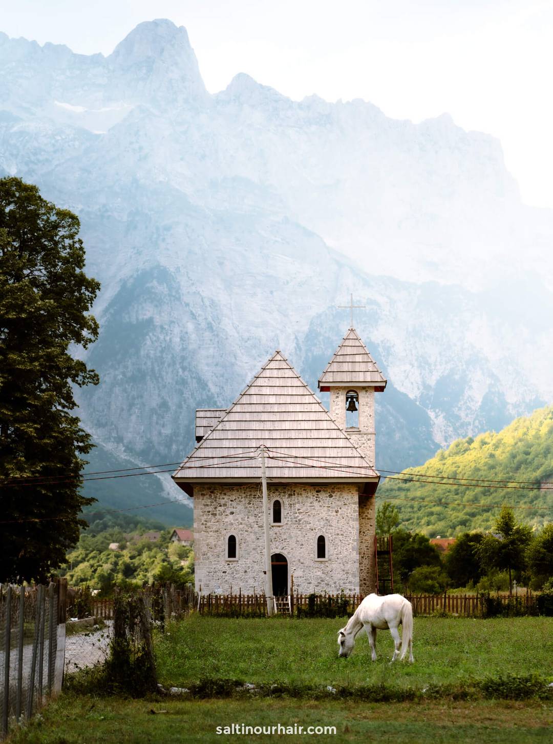 theth albani&euml; kerk paard