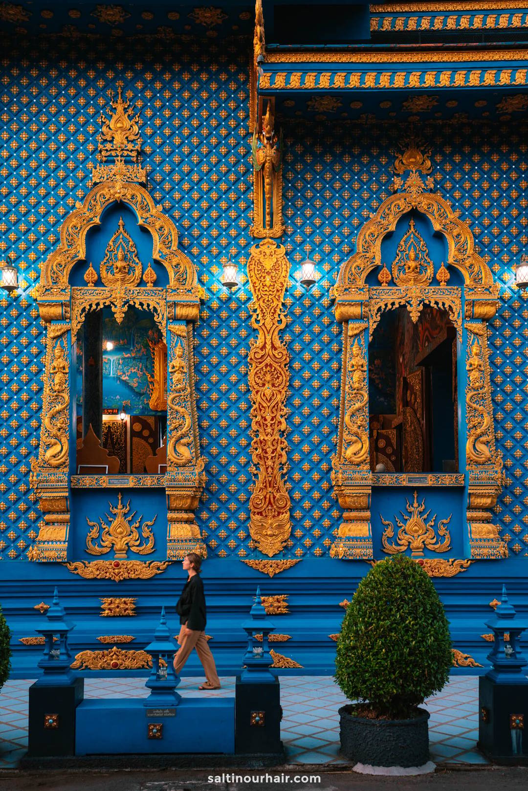 guide northern Thailand Chiang Rai colourful blue temple