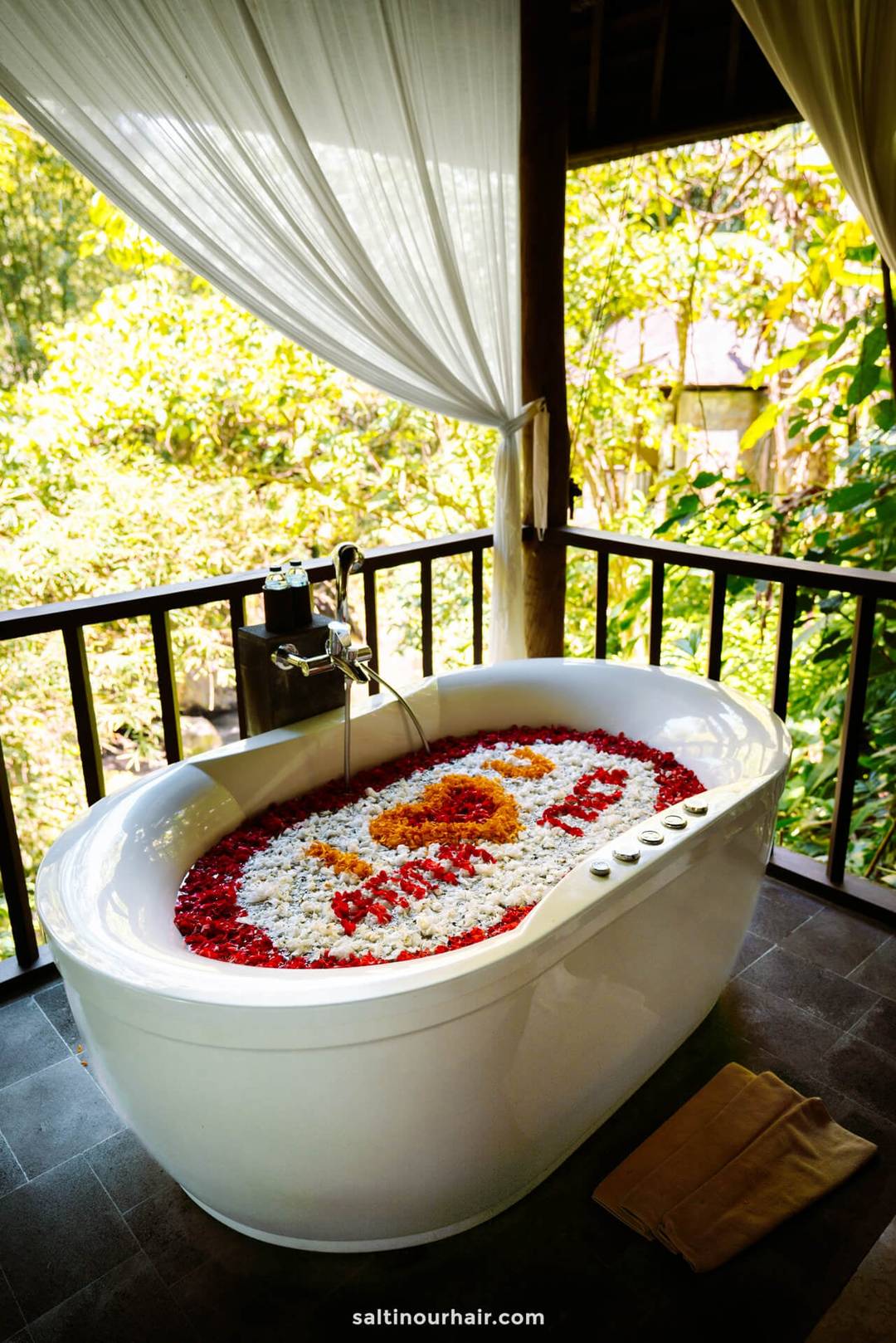 huwelijksreis bali spa bad vol bloemen