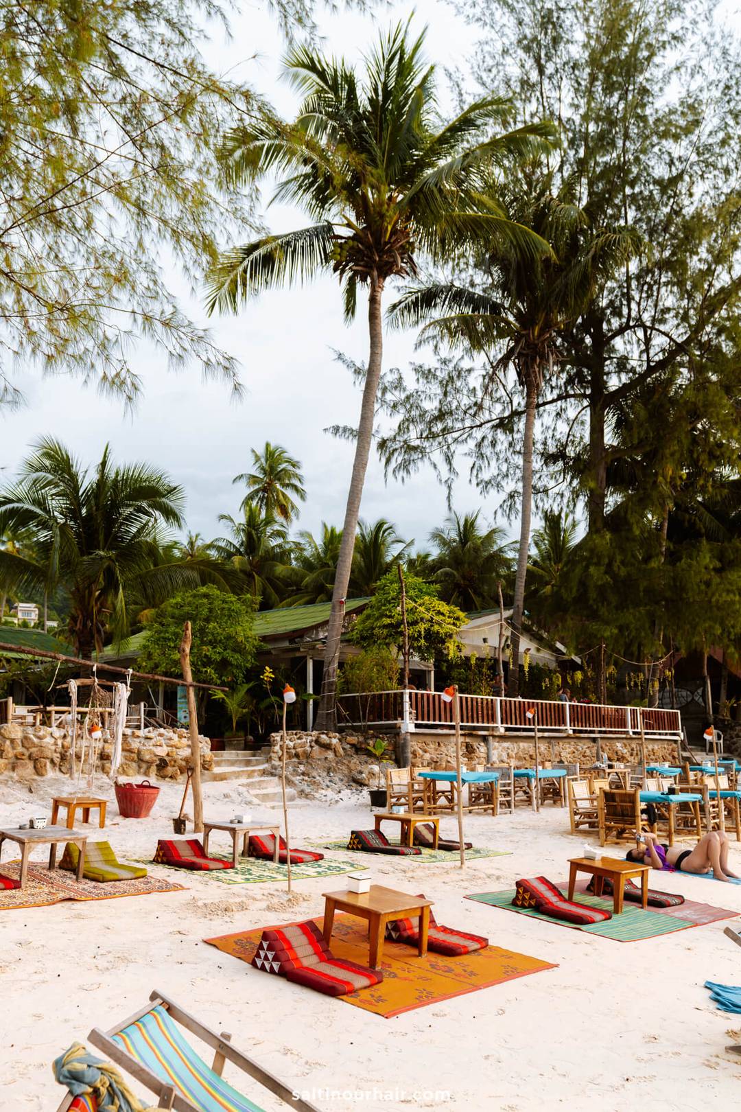 strandrestaurant zonsondergang zitzakken Koh Phangan thailand