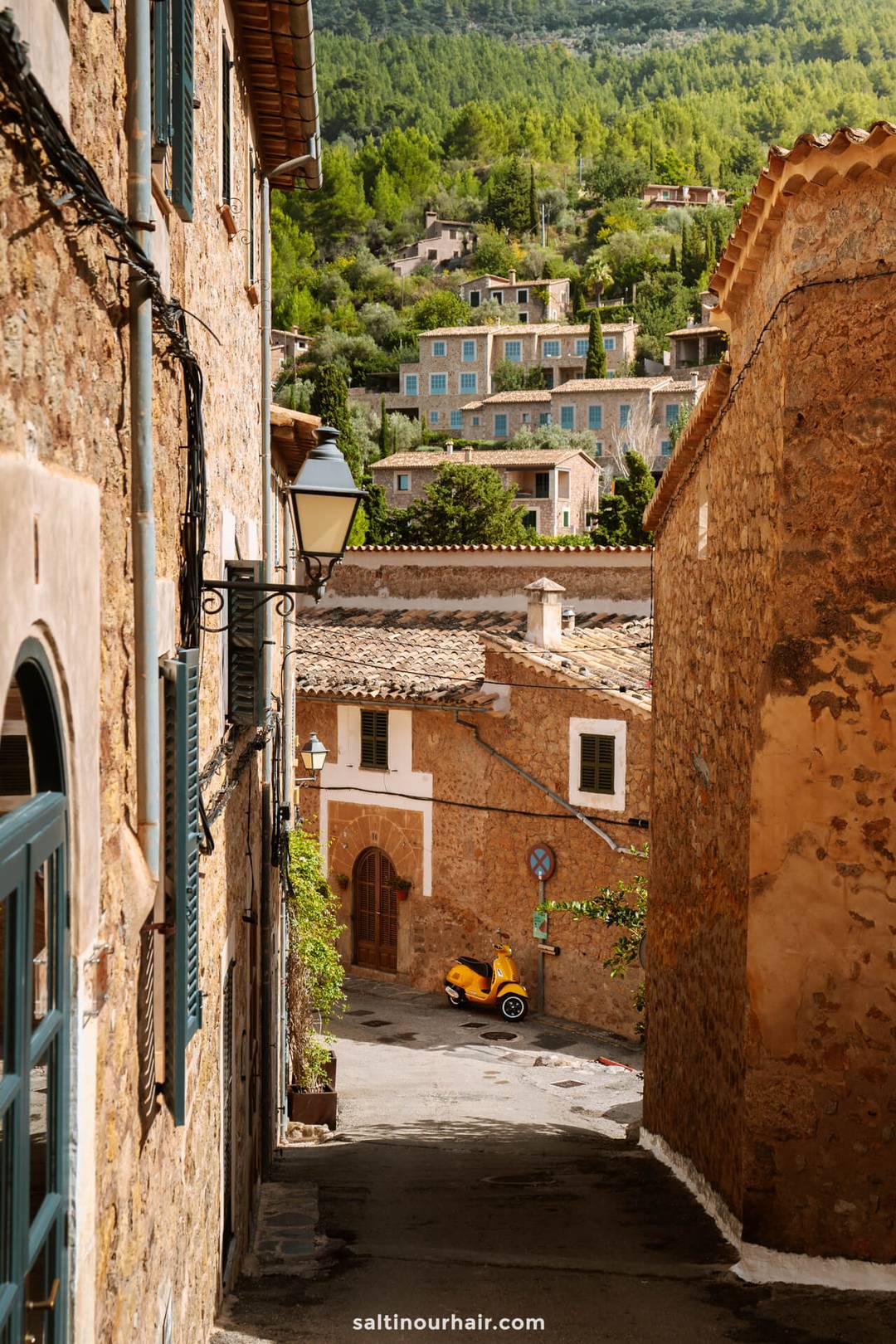 straat deia mallorca vespa