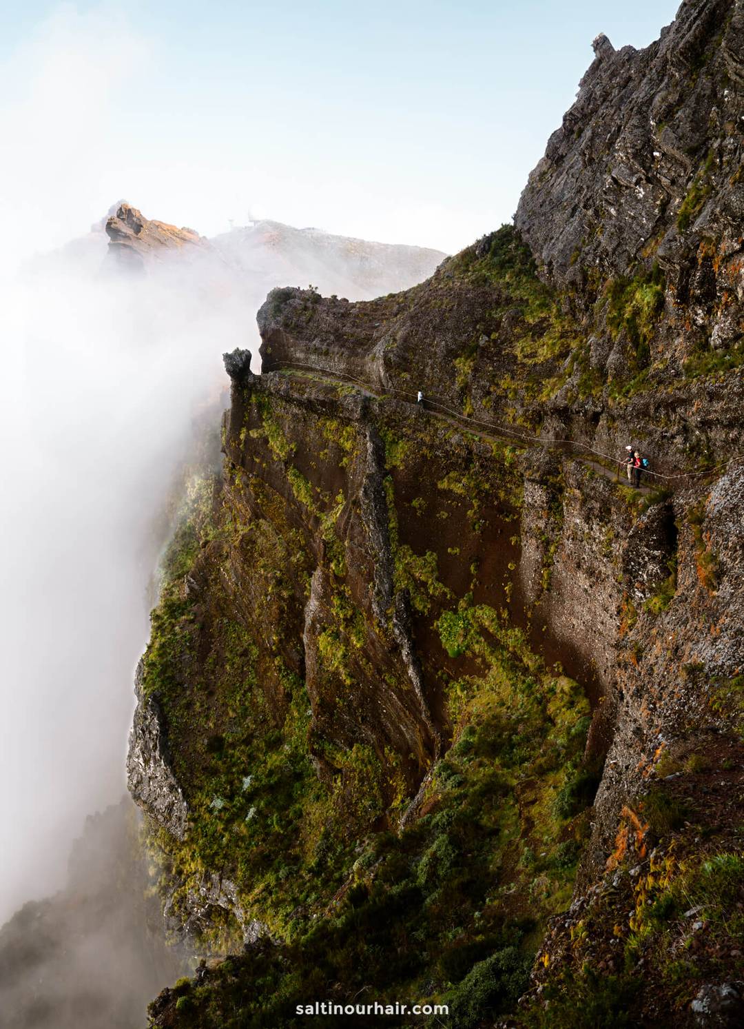 hiking trail pico do arieiro to pico ruivo madeira