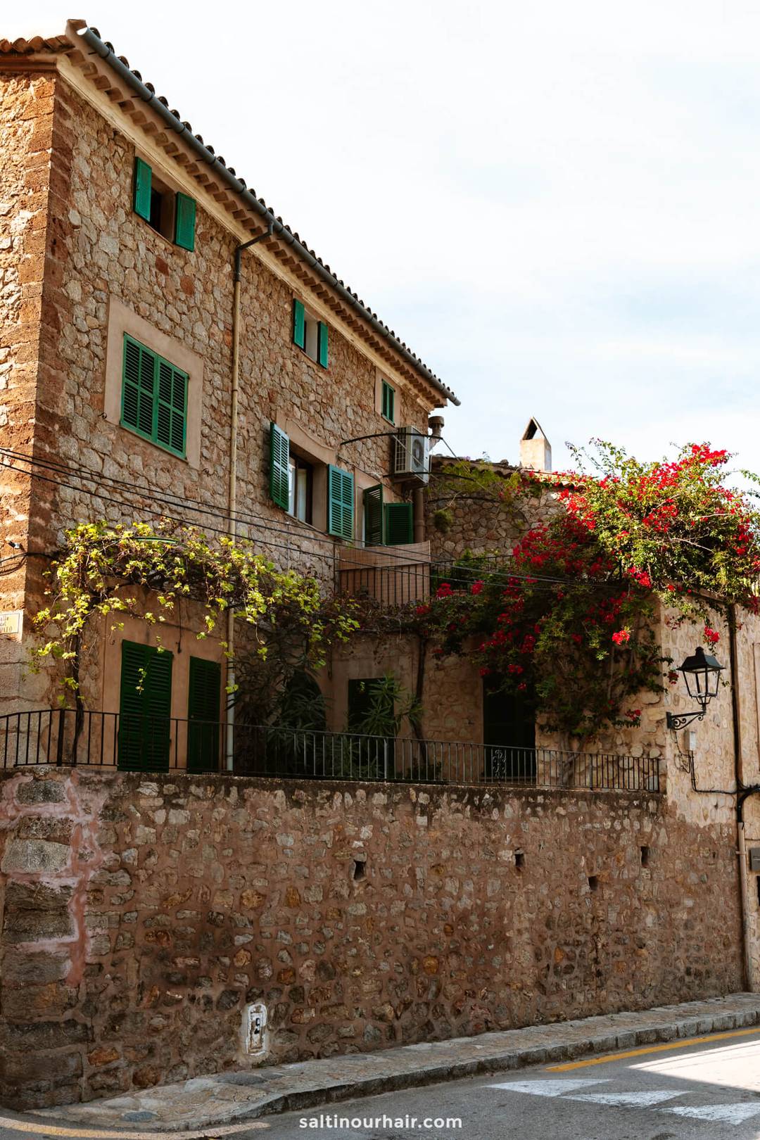 bloemdecoratie huis deia spanje