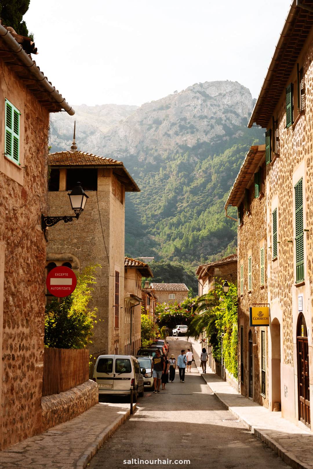 Deia lokale straat berg achtergrond Spanje
