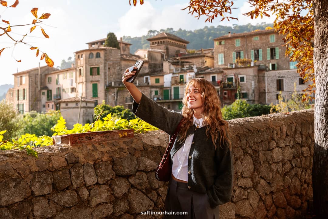 how to start a blog girl making stories for instagram