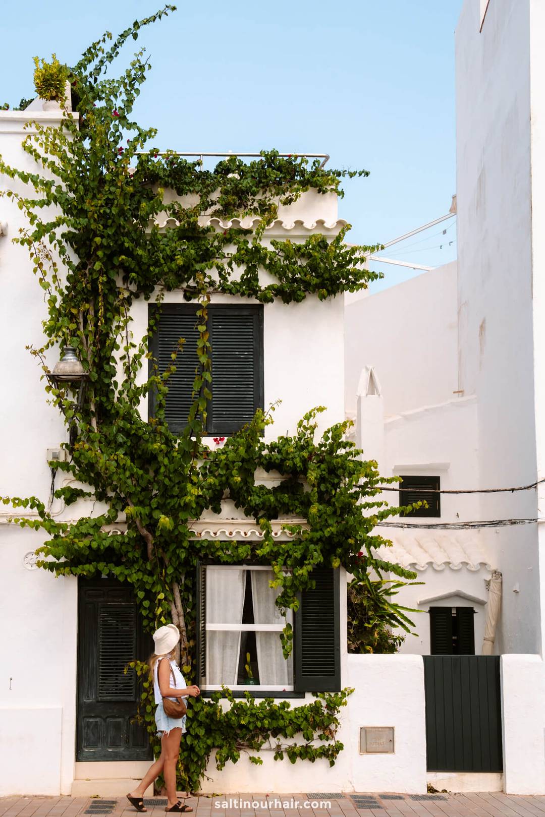 meisje voor wit huis fornells Menorca