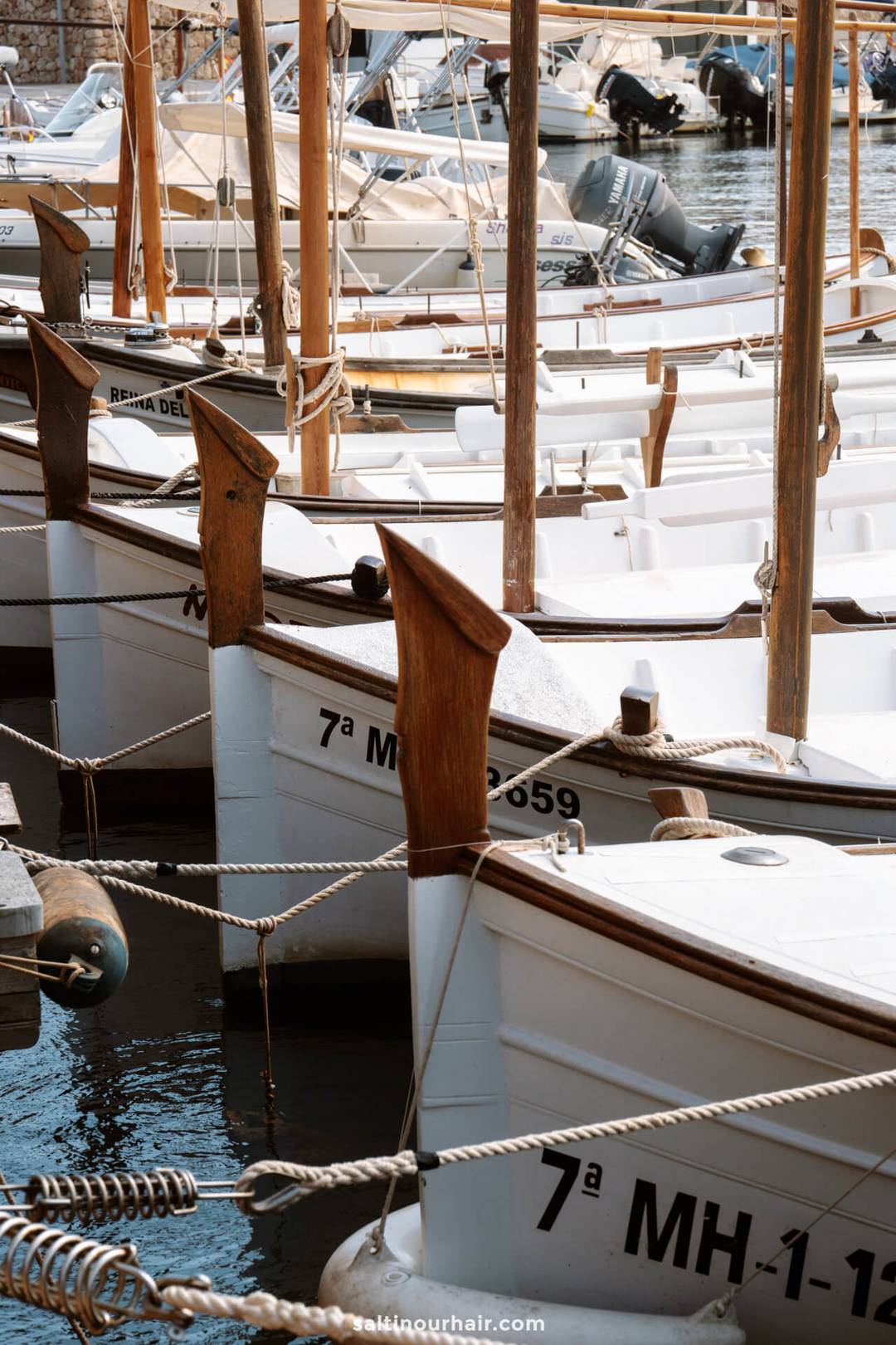 Boten bij jachthaven Menorca
