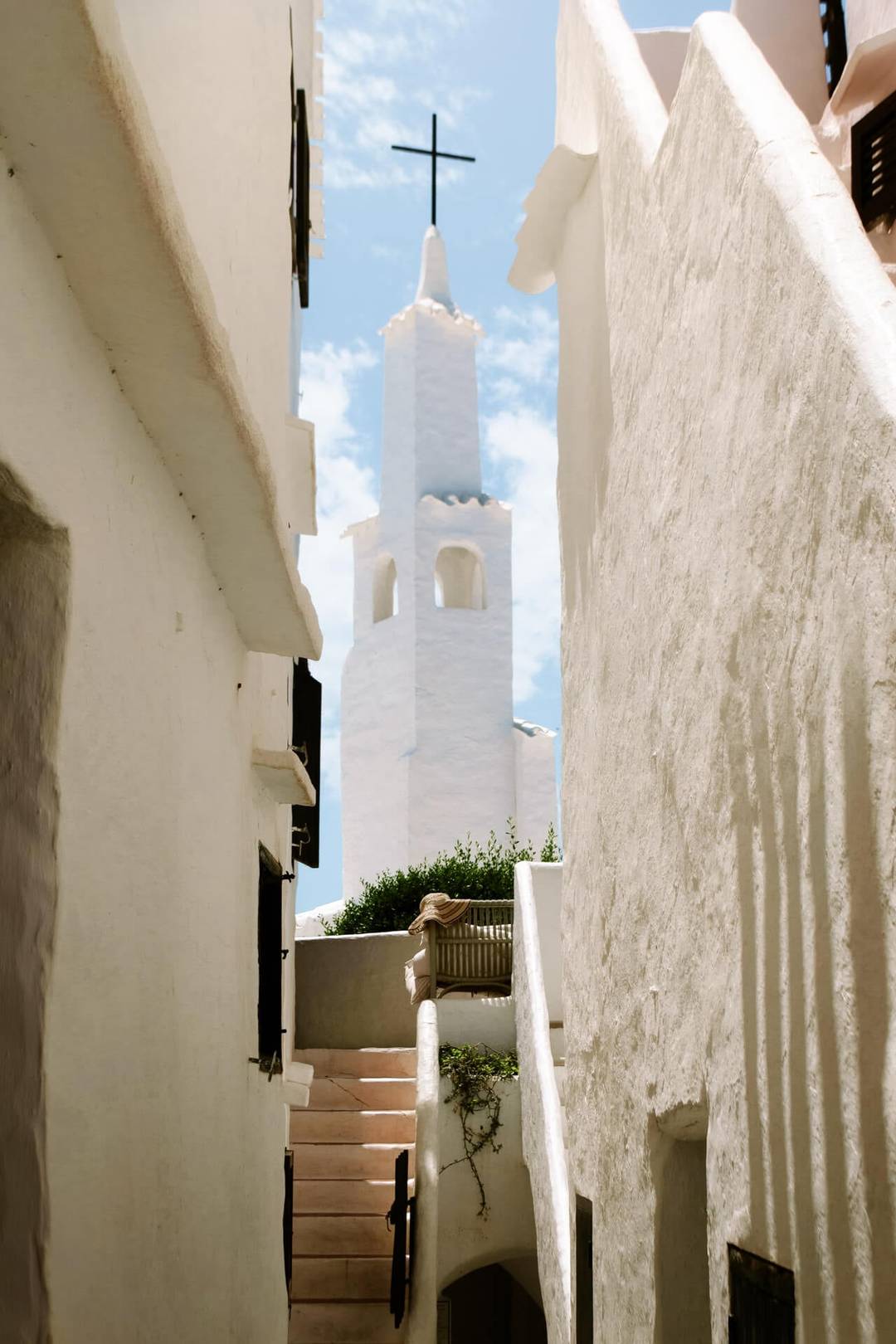 Menorca Binibeca steegje kerk Spanje