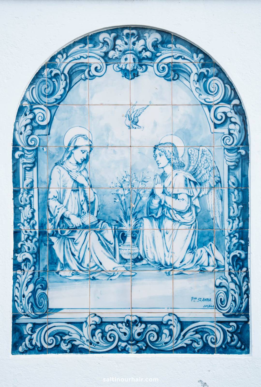 Blue and white painted ceramic tiles depict the Annunciation, with the Virgin Mary and an angel kneeling in prayer, framed by ornate patterns&mdash;an artistic highlight in S&atilde;o Miguel.
