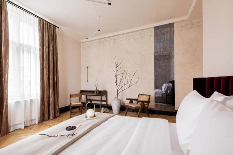 Zola Hotel 
