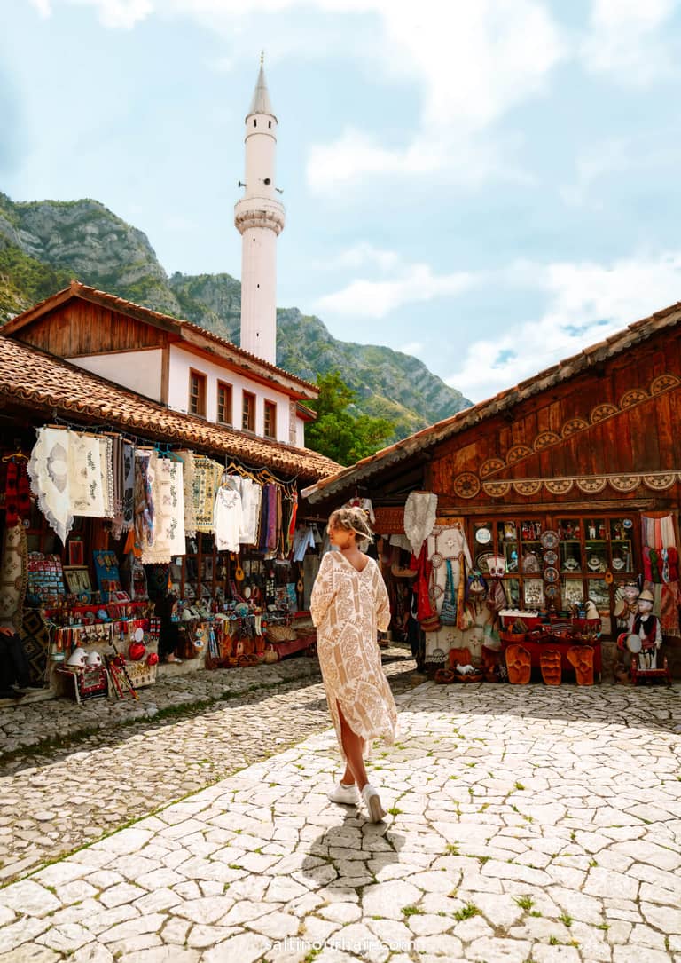 Krujë: Het Beroemde Historische Kasteel en Dorpje van Albanië
