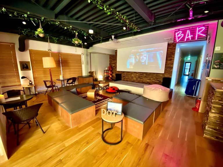 Dot Hostel&Bar